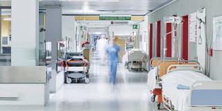 Krankenhausflur mit Personal